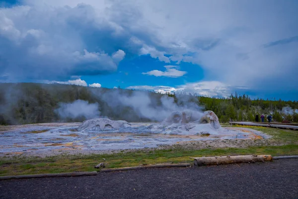 근접 촬영의 거 대 한 간헐천, 두 번째는 세계의 가장 높은 간헐천. 어퍼 간헐천 분 지, 옐로스톤 국립 공원 — 스톡 사진