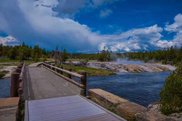 Hermosa vista al aire libre del puente de madera sobre el río Firehole en el parque nacional de Yellowstone — Foto de Stock