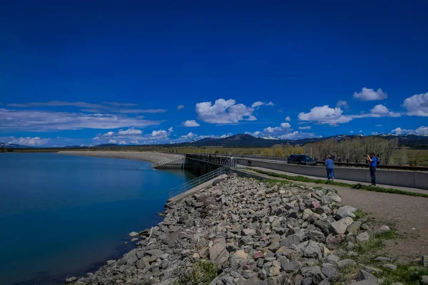 산책 하 고 잭슨 호수 저수지 그랜드 Teton 국립 공원에는 댐 주변도로 사진을 찍고 정체 불명된 사람들의 옐로스톤, 몬태나, 미국 2018 년 5 월 24 일: 야외 보기 — 스톡 사진