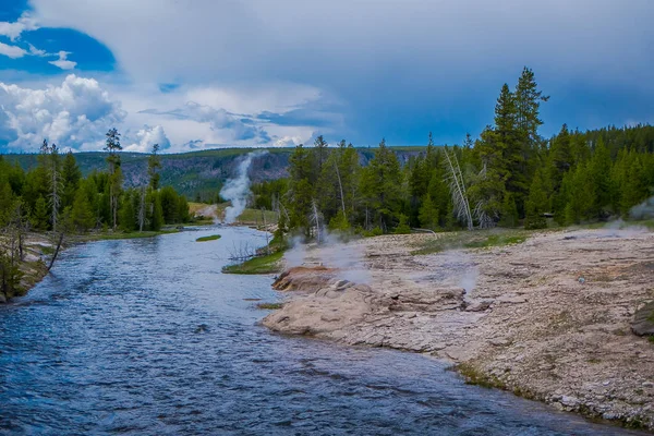 Magnífica vista al aire libre del río Firehole en el parque nacional de Yellowstone — Foto de Stock