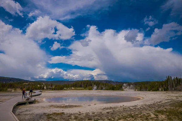 Piscina de géiser caliente en la zona Old Faithful del Parque Nacional de Yellowstone — Foto de Stock