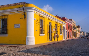 Ciudad de Guatemala, Guatemala, Nisan, 25, 2018: Antigua City çubuklu penceresi olan parlak sarı sömürge ev köşesinde perspektif açık görünümü