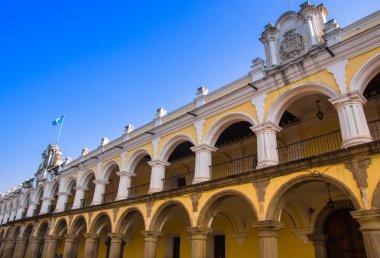 Ciudad de Guatemala, Guatemala, Nisan, 25, 2018: açık görünümünü sömürge kilise kalıntıları bulunan dowtown Antigua, bir güzel güneşli gün ve gökyüzü mavi arka plan sırasında
