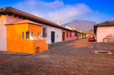 Ciudad de Guatemala, Guatemala, Nisan, 25, 2018: Antigua City, muhteşem mavi gökyüzü güneşli bir günde sırasında eski sömürge mahalle binaların açık görünüm