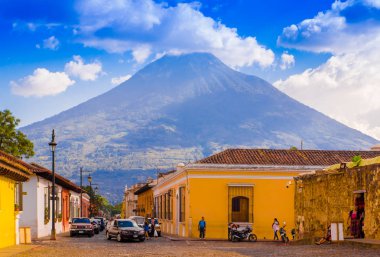 Ciudad de Guatemala, Guatemala, Nisan, 25, 2018: eski binalar ve arka planda Agua volkan çevreleyen kenti antigua, bir tonda kaldırım sokak üzerinde bekleyen bazı araçları ile