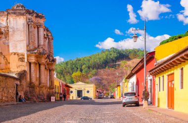 Ciudad de Guatemala, Guatemala, Nisan, 25, 2018: Antigua Guatemala sarhoş kaldırım sokaklarında yürüyüş kimliği belirsiz, tarihi şehir Antigua Unesco Dünya Mirası kişidir
