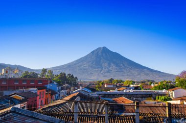 Volkan Agua Antigua eski odasında bir güzel güneşli gün ve Antigua şehir mavi gökyüzünde çatılar yukarıda