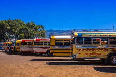 Ciudad de Guatemala, Guatemala, Nisan, 25, 2018: Antigua otobüs istasyonu, Park, ünlü tavuk otobüs Antigua, İspanyol kolonyal binalar için ünlü olduğunu. Sighseeing yer
