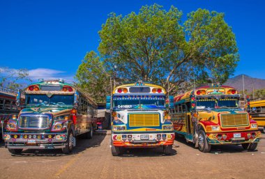 Ciudad de Guatemala, Guatemala, Nisan, 25, 2018: Antigua otobüs istasyonu, Park, ünlü tavuk otobüs Antigua, İspanyol kolonyal binalar için ünlü olduğunu. Sighseeing yer