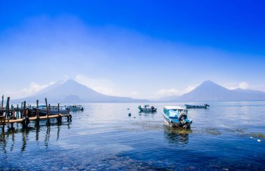 Panajachel, Guatemala-Nisan, 25, 2018: iskeleler içinde uzak köy San Pedro, güzel bir gün sırasında arka planda göl Atitlan, tekneler