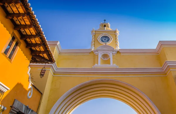 Debajo de la vista del arco de Santa Catalina con un hermoso fondo de cielo azul durante un hermoso día soleado en la ciudad de Antigua —  Fotos de Stock