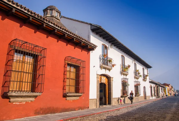 Vista al aire libre de la calle apedreada con algunas casas antiguas y la ciudad histórica Antigua es Patrimonio de la Humanidad por la UNESCO desde 1979 — Foto de Stock