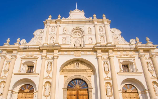 Ciudad de Guatemala, Guatemala, 25 de abril de 2018: Abaixo da vista do edifício, após onze anos de construção, este edifício substituiu uma catedral anterior iniciada em 1542 — Fotografia de Stock