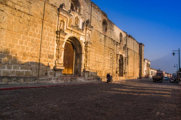 Ciudad de guatemala, guatemala, 25. april 2018: aussenansicht der ruinen der kolonialkirche in dowtown in antigua, bei einem herrlichen sonnigen tag und himmelblauem hintergrund — Stockfoto