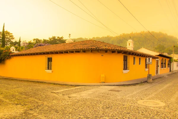 Ciudad de Guatemala, Guatemala, 25 avril 2018 : Vue du coin d'une maison coloniale jaune vif avec des fenêtres barrées dans la ville d'Antigua — Photo