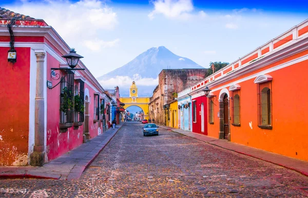 Ciudad de Guatemala, Guatemala, April, 25, 2018: Cityscape in de hoofdstraat van Antigua stad met de vulkaan Agua in de achtergrond — Stockfoto