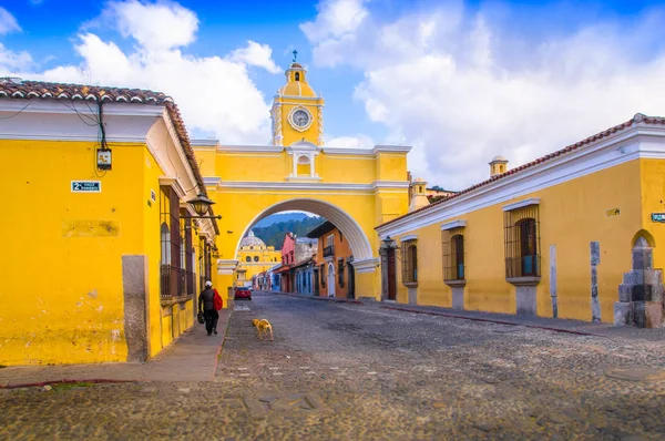Ciudad de Guatemala, Guatemala, április, 25, 2018: Santa Catalina boltív, és a fő utcán Antigua város a napos szabadtéri megtekintése — Stock Fotó