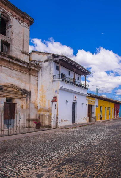 Ciudad de Guatemala, Guatemala, April 25, 2018: utomhus stenad Gatuvy över Antigua Guatemala, den historiska staden Antigua är UNESCO: S världsarvslista sedan 1979 — Stockfoto