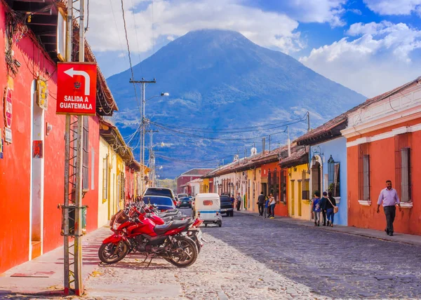 Ciudad de Guatemala, Guatemala, Nisan, 25, 2018: açık Antigua Guatemala, tarihi şehir Antigua bir sarhoş cadde görünümü üzerinde bir satırda Park motosiklet görünümüdür Unesco Dünya Mirası