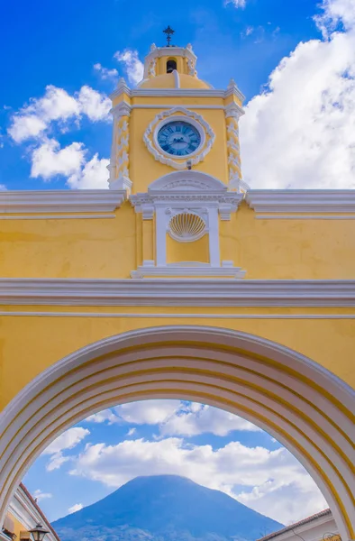 Ciudad de Guatemala, Guatemala, 25 aprile 2018: Il famoso arco del centro della città di Antigua insieme al vulcano agua all'orizzonte, vista attraverso l'arco — Foto Stock