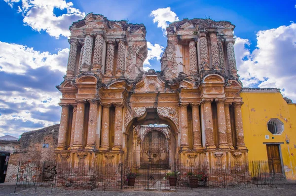 Ciudad de Guatemala, Guatemala, 25 de abril de 2018: Vista de las ruinas de la catedral, destruida por un terremoto ubicado en Antigua Guatemala con columnas talladas en un hermoso cielo azul en un día soleado —  Fotos de Stock