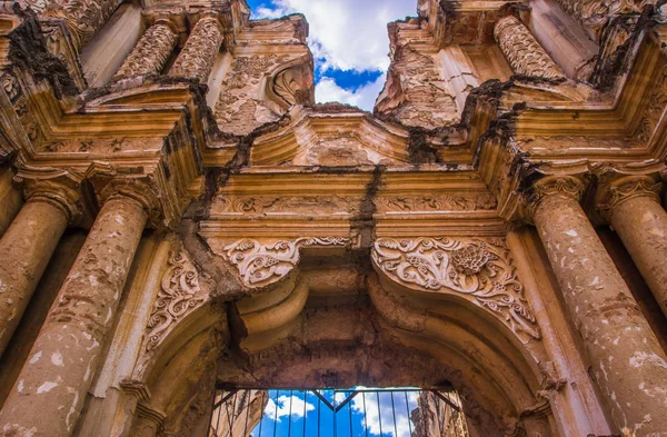 Ciudad de Guatemala, Guatemala, April, 25, 2018: onder uitzicht op de ruïnes van de kathedraal in Antigua Guatemala. La Antigua (Guatemala), Unesco Wereld cultureel erfgoed — Stockfoto