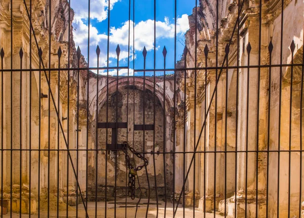 Ciudad de Guatemala, Guatemala, 25 aprile 2018: Veduta della recinzione metallica nera in rovina della vecchia cattedrale di Antigua Guatemala, patrimonio culturale mondiale dell'UNESCO — Foto Stock