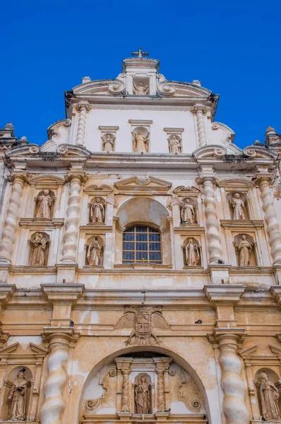 Ciudad de Гватемала, Гватемала, 25 квітня 2018 роки: відкритий погляд старої будівлі церкви Сан-Франциско, розташована в місті Антигуа у чудовий сонячний день — стокове фото