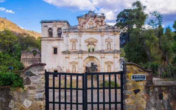 Ciudad de guatemala, guatemala, 25. april 2018: aussenansicht eines alten gebäudes zerstört in der stadt antigua in einem schönen sonnigen tag und blauem himmel, umgeben von vegetation — Stockfoto