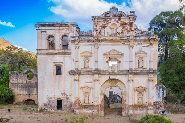 Ciudad de Guatemala, Guatemala, April, 25, 2018: Outdoor view of old buildingdestroyed located in the city of Antigua in a beautiful sunny day and blue sky, surrounding of vegetation — Stock Photo, Image