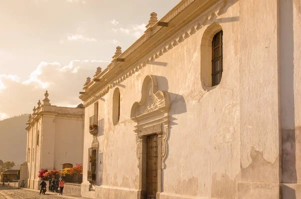 Ciudad de Guatemala, Guatemala, 25 de abril de 2018: Vista ao ar livre de pessoas em procissão Os espectadores passam por prédios coloniais pano de fundo do vulcão Água no Patrimônio Wolrd da UNESCO — Fotografia de Stock