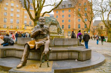 Brussels, Belçika - 31 Mayıs 2018: Bronz anıt sıfatlarım Brüksel Charles Buls ve onun köpeği. Merkezi Brüksel'deki Agora Grasmarkt meydanında bulunan