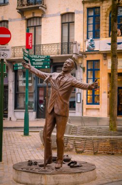 Brüksel, Belçika, Mayıs, 31, 2018: Jacques Brela Tom Frantzen, Plat yazar için adanmış tarafından bronz heykeli öder. Ünlü Place de la Halle üzerinde şehir merkezinde iş standları