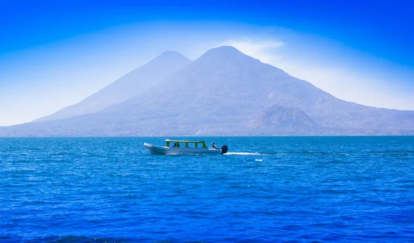 Bela vista ao ar livre de pequenos barcos no Lago Atitlan é o lago mais profundo de toda a América Central, com uma profundidade máxima de cerca de 340 metros, com vulcão em fundo na Guatemala — Fotografia de Stock