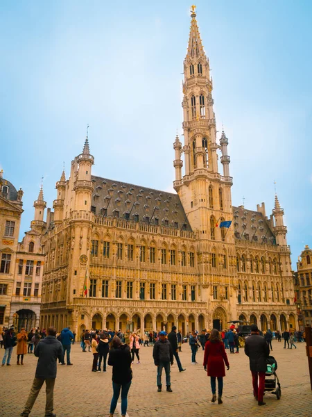 Брюссель, Бельгия, 31 мая 2018 года: Неизвестные туристы, идущие перед мэрией и фотографирующие, гарантирующие пасмурный день в Брюсселе, Гранд Плас — стоковое фото