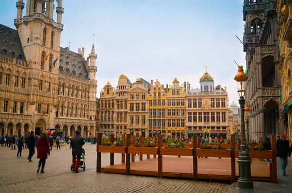 Брюссель, Бельгия, 31 мая 2018 года: Вид на улицу неизвестных людей, идущих по площади и фотографирующих Гран-Плас в прекрасный летний день в Брюсселе — стоковое фото