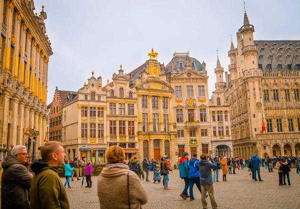 Bruxelles, Belgio, 31 maggio 2018: Vista esterna di persone non identificate che camminano in piazza e fotografano la Grand Place in una bellissima giornata estiva a Bruxelles — Foto Stock