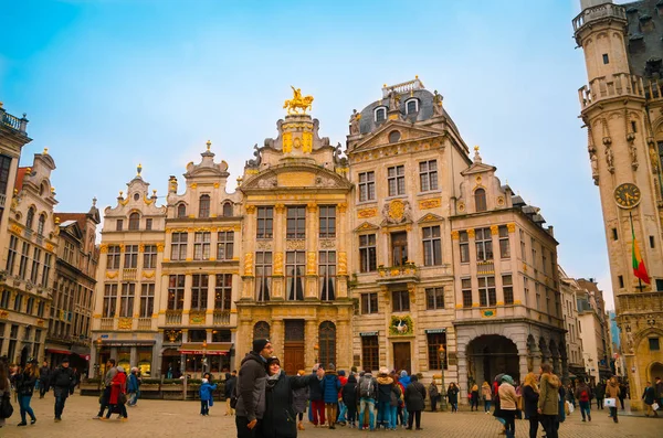 Brusel, Belgie, 31 květen 2018: Venkovní pohled starověkých budov v Bruselu na slavné náměstí Grand Place v Bruselu — Stock fotografie