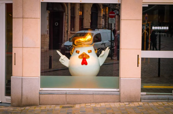Bruxelles, Belgio, 31 maggio 2018: Veduta esterna di una splendida scultura di pollo bianco che finge di essere Donald Trump all'interno di un edificio, alle spalle di un negozio di vetro nella città di Brusells — Foto Stock