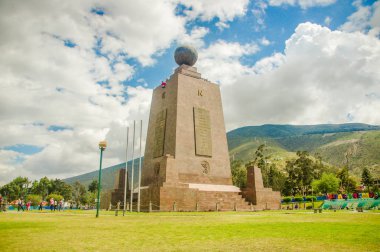 Quito, Ekvator - 12 Kasım 2017: Dünya, turistik cazibe, Ekvator, Quito, başkenti kuzeyinde gün güneşli yaz ortasında anıt açık görünümünü
