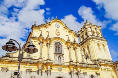 Popayan, Kolombiya - 06 Şubat 2018: San Francisco Kilisesi bir güzel güneşli gün ve mavi gökyüzü ile bir koloni şehri Popayan bulutlarda sırasında cephe açık görünüm