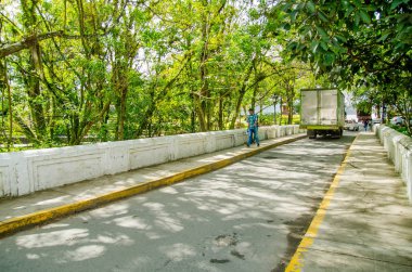 Popayan, Kolombiya - 31 Mart 2018: sokaklarda yolun 1910 yılında inşa Caldas Park'a yakın bazı otomobillerde ile insanlar, başlangıçta bu Popayan bir pazar meydanında olarak kullanılmıştır