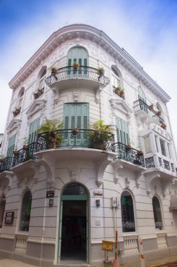 Panama City, Panama - 20 Nisan 2018: Güzel İspanyol sömürge ev ile ferforje ve tesisleri, kasko Viejo şehirde bulunan bir gorgeos bulutlu gün boyunca