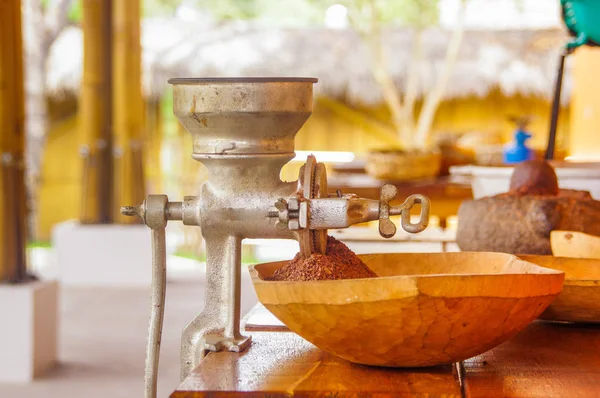 Крупным планом какао и какао на деревянном столе, с ручной мельницей, на размытом фоне — стоковое фото
