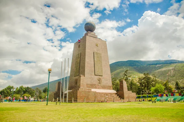 厄瓜多尔基多-2017年11月12日: 世界中部的纪念碑室外景观, 旅游景点, 厄瓜多尔首都基多北部, 在一个阳光明媚的夏日 — 图库照片