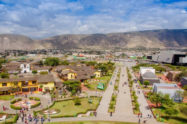 San Antonio de Pichincha, Pichincha, Ecuador - 29 de mayo de 2018: Vista aérea del moderno edificio de UNASUR en la entrada del centro turístico Ciudad Mitad del Mundo, cerca de la ciudad de Quito — Foto de Stock