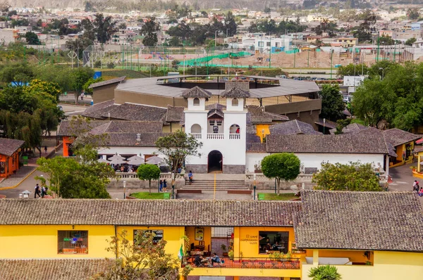 厄瓜多尔住宿圣安东尼奥 2018年5月29日 在厄瓜多尔基多市附近的 Mitad Turistic 中心的空中室外建筑观 — 图库照片