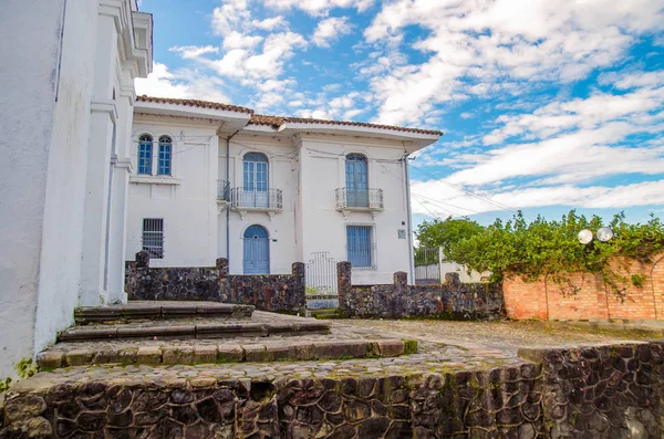 POPAYAN, COLOMBIA - 31 DE MARZO DE 2018: Vista al aire libre del edificio blanco con una valla apedreada de la ciudad de Popayan, durante un día soleado y cielo azul en la ciudad —  Fotos de Stock