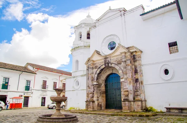 POPAYAN, COLÔMBIA - FEVEREIRO 06, 2018: Vista ao ar livre da igreja de Santo Domingo com uma fonte apedrejada em frente, localizada na cidade colonial Popayan — Fotografia de Stock