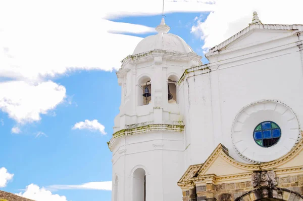 POPAÑA, COLOMBIA - 27 DE ABRIL DE 2018: Vista al aire libre de la iglesia de Santo Domingo en la ciudad colonial Popayan — Foto de Stock
